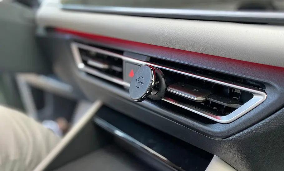 Floveme Car Phone Mount Floveme Car Phone Mount montiert von schräg vorne fotografiert.