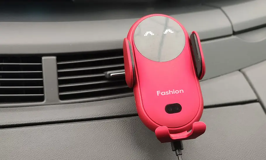 Handyhalterung fürs Auto mit Ladefunktion im Test Der Gumaxx Smart Sensor S11 am Lüftungsgitter.