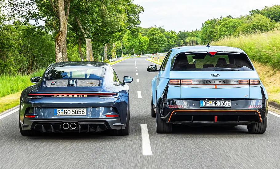 Porsche 911 S/T & Hyundai Ioniq 5 N Porsche 911 S/T links im Bild, Hyundai Ioniq 5 N rechts im Bild, Heckansicht auf asphaltierter Straße fahrend