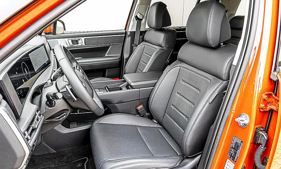 Hyundai Santa Fe Blick in den Innenraum auf die Vordersitze des Hyundai Santa Fe.