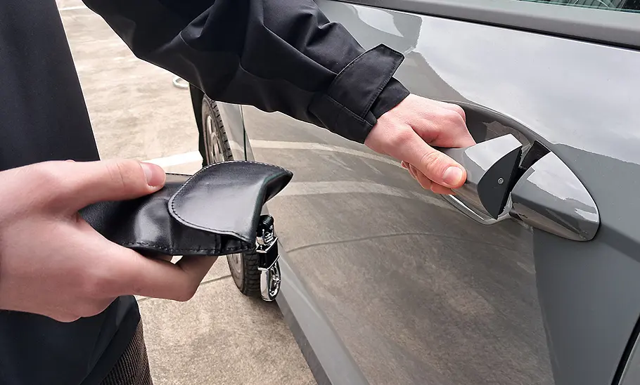 Keyless-Go-Schlüsselschützer im Test Der Teskyer-Schlüsselschützer am Testfahrzeug.