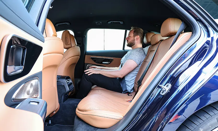 Mercedes E-Klasse T-Modell; Interieur; Armaturen; Sitze; Rücksitzbank; sitzende Person