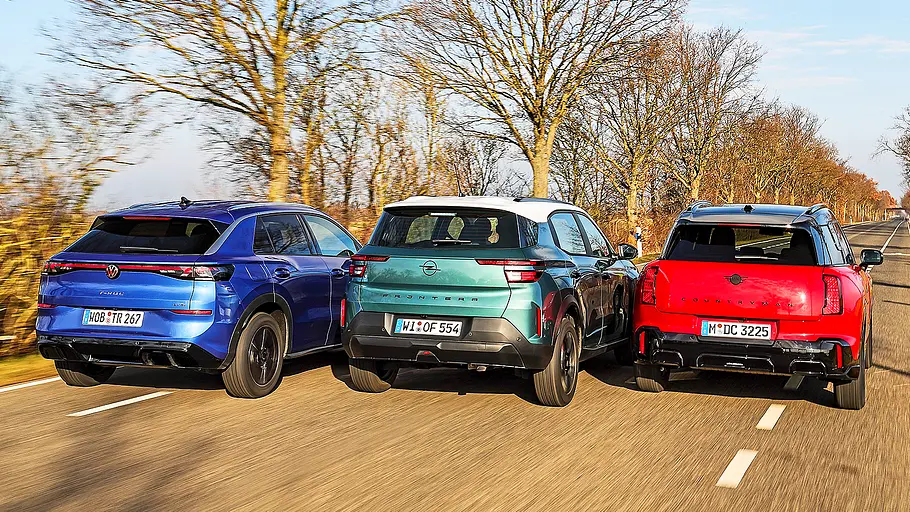 Blick von schräg hinten auf die drei fahrenden SUV VW T-Roc, Opel Frontera und Mini Countryman.
