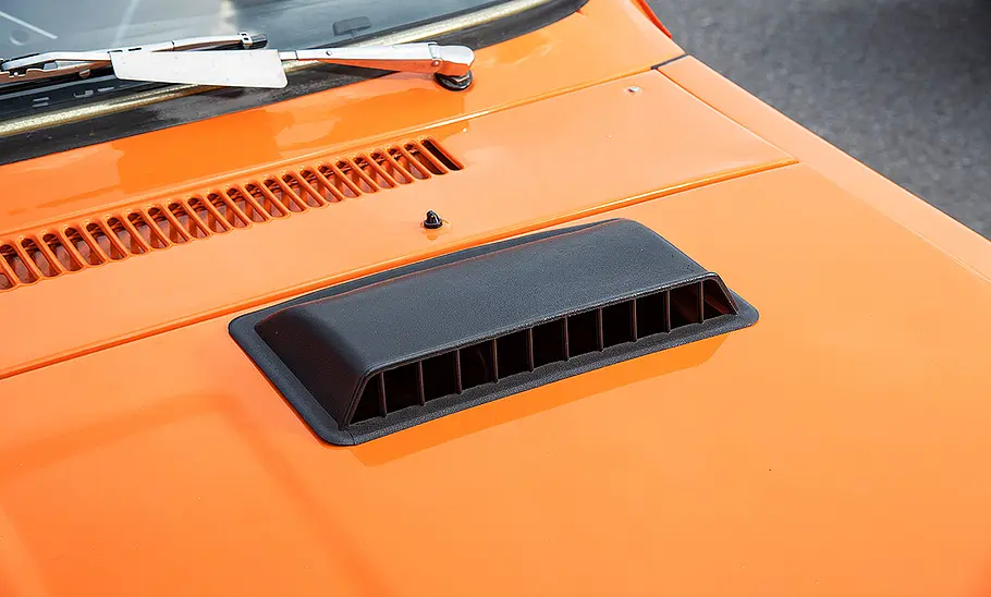 Renault 12 Gordini Blick auf die Lufthutze auf der Motorhaube des Renault 12 Gordini.