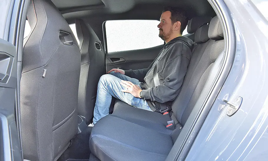 Eine Person sitzt im Fond des Seat Ibiza.