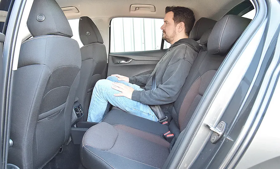 Eine Person sitzt auf der Rücksitzbank des Skoda Fabia.