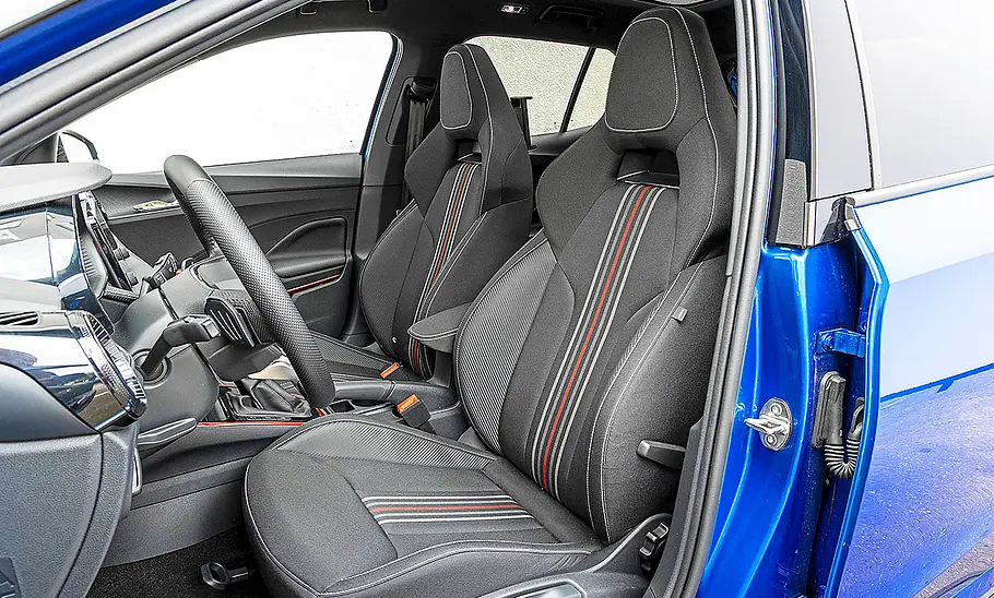 Blick auf die Vordersitze im Innenraum des Skoda Fabia.