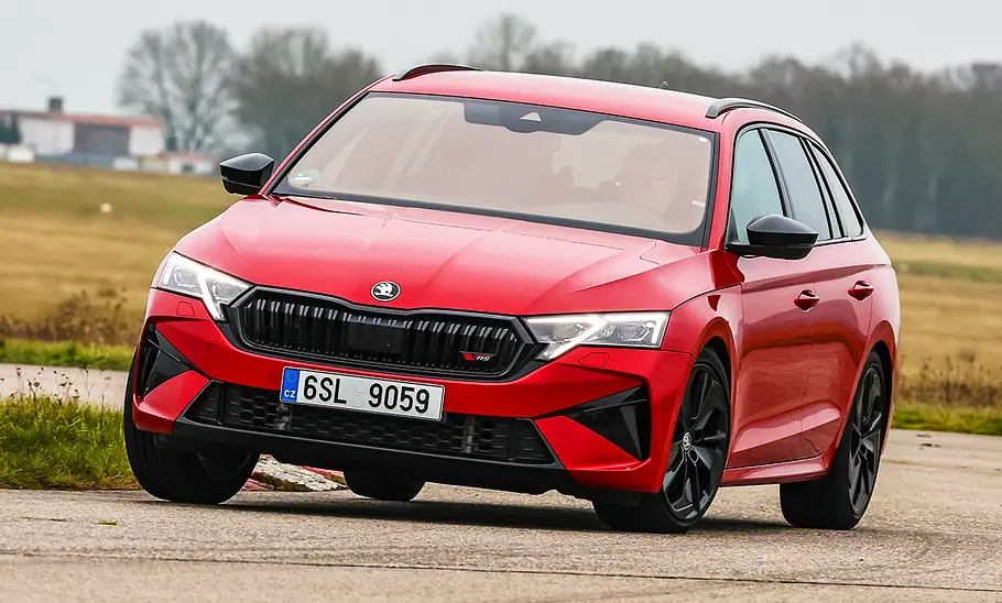 Blick von schräg vorne auf den fahrenden Skoda Octavia RS Combi.