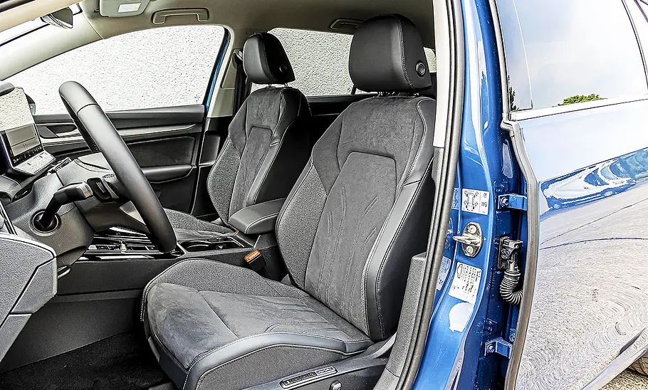 Blick auf die Vordersitze im Innenraum des VW Golf Variant.