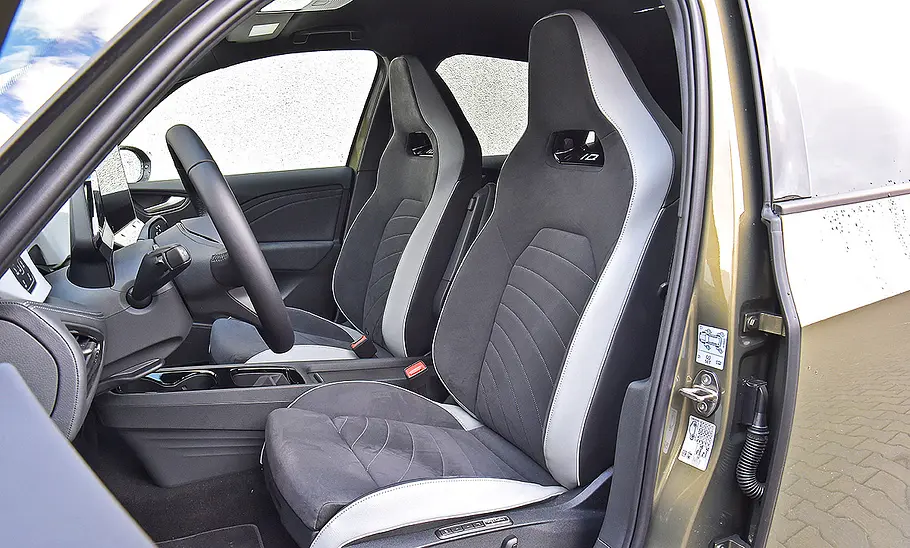 Blick auf die Vordersitze im Innenraum des VW ID.3.