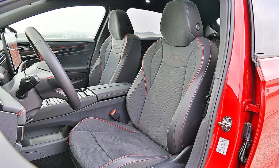 Blick auf die Vordersitze im Innenraum des VW ID.7 GTX.