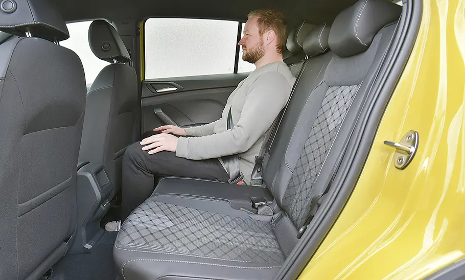 VW T-Cross; Rücksitzbank mit Person