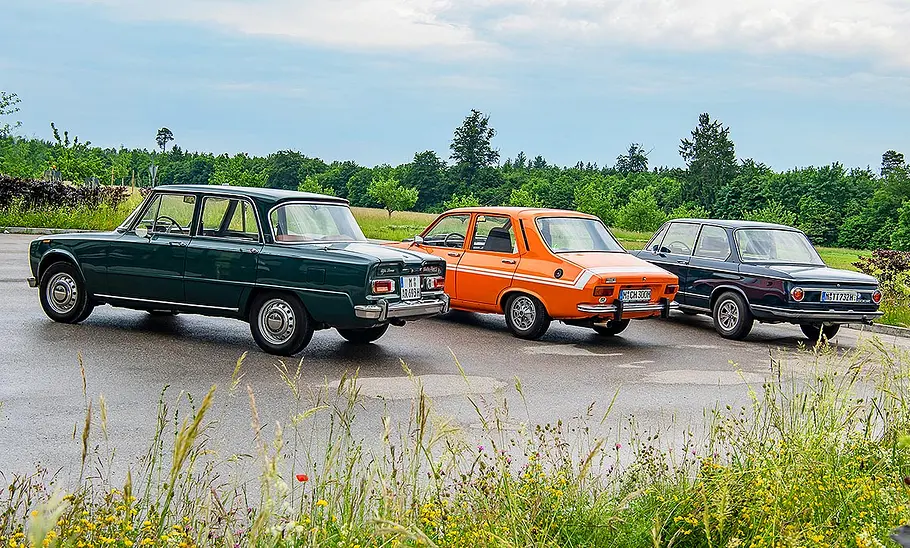 BMW 2002/Alfa Romeo Giulia Super/Renault 12 Gordini Gruppenbild von BMW 2002, Alfa Romeo Giulia Super & Renault 12 Gordini, fotografiert von hinten.