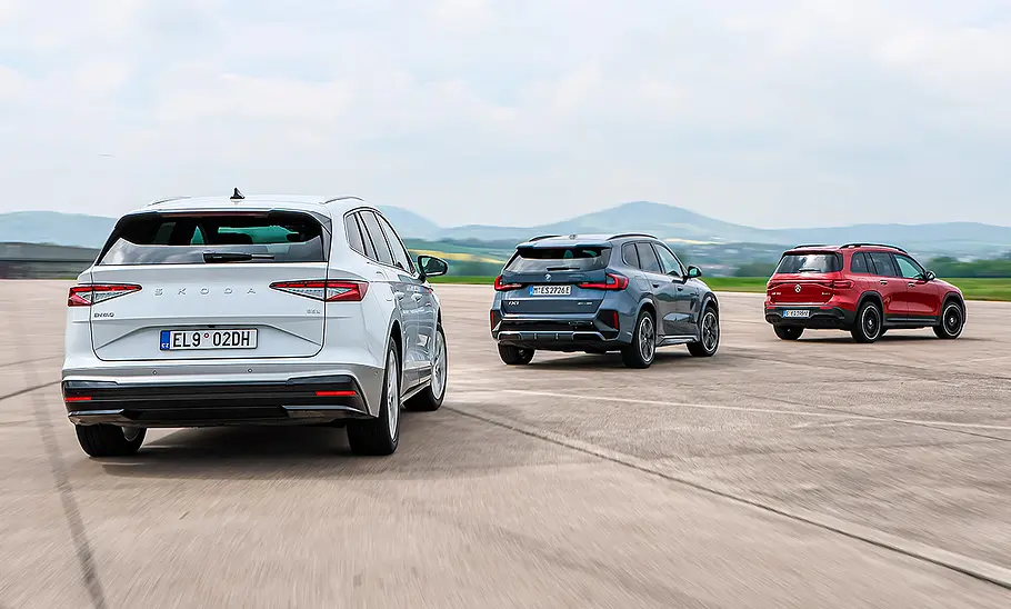 Gruppenbild mit Blick von hinten auf die fahrenden E-SUV Skoda Enyaq, BMW iX1 und Mercedes EQB.