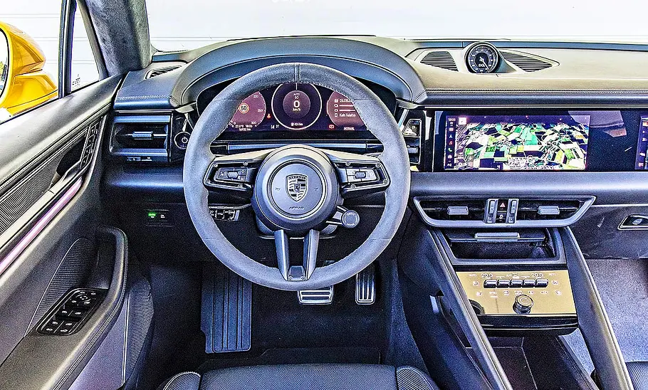 Blick auf die Armaturen im Innenraum des Porsche Macan Turbo.