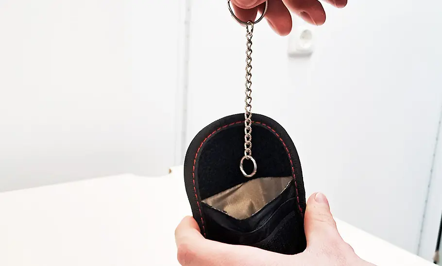 Keyless-Go-Schlüsselschützer im Test Der Afitlutu-Schlüsselschützer auf einem Studiofoto in der Hand eines Testers.