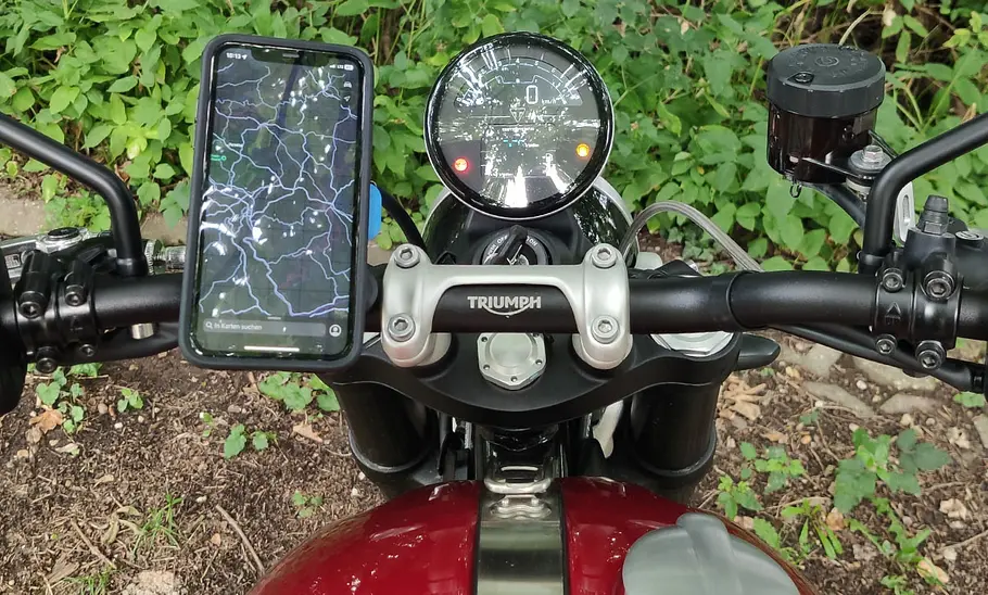 Handyhalter Quad Lock Handlebar Mount Pro im Test, fotografiert mit Handy.