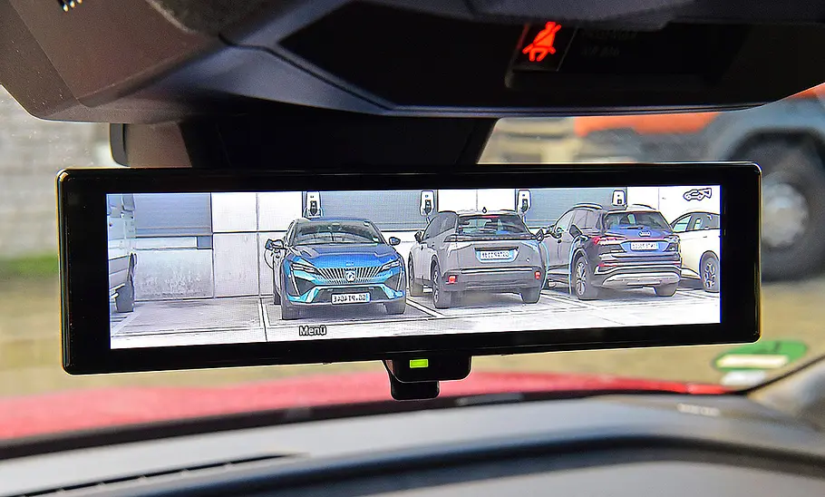Blick auf den digitalen Rückspiegel im Innenraum des Renault Megane.