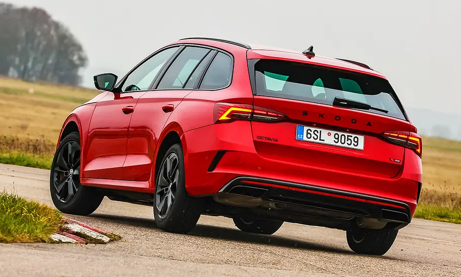 Blick von schräg hinten auf den fahrenden Skoda Octavia RS Combi.