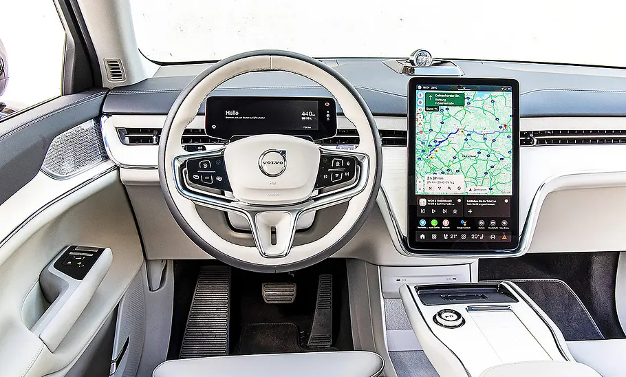 Blick auf die Armaturen im Innenraum des Volvo EX90.