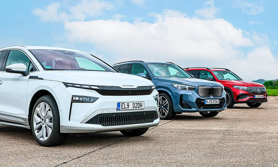 Gruppenbild mit Blick von schräg vorne auf die E-SUV Skoda Enyaq, BMW iX1 und Mercedes EQB.
