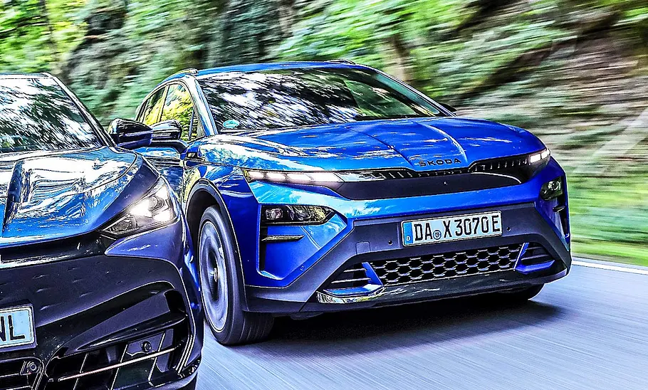 Blick von schräg vorne auf den fahrenden Skoda Elroq RS.