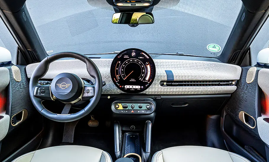 Das Cockpit des Mini Cooper SE.