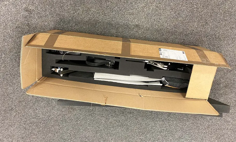 Lieferkarton des Pender Ebikelifters oben geöffnet.