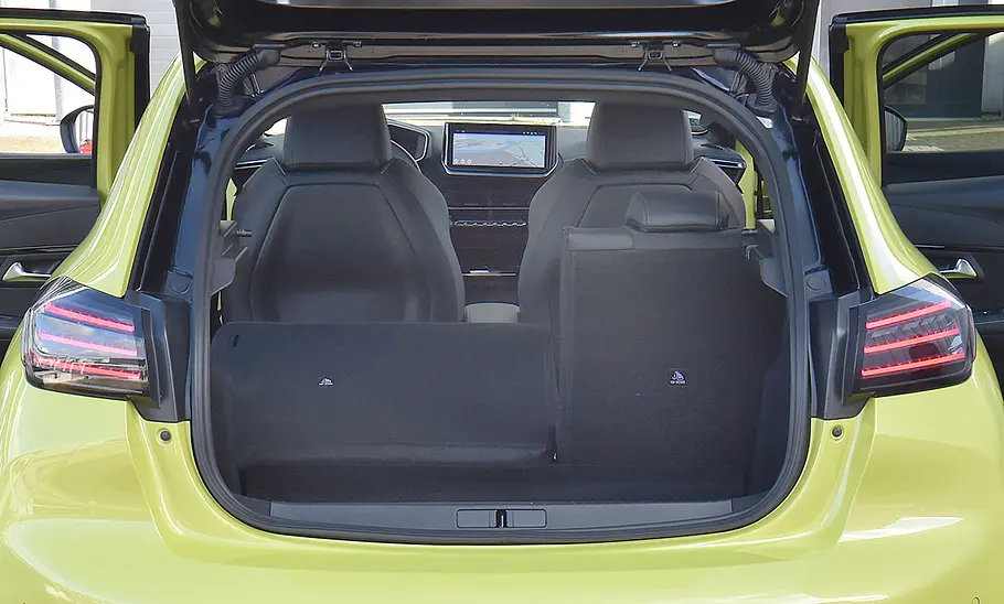 Der Kofferraum des Peugeot 208 Hybrid mit teilweise umgeklappter Rücksitzbank.