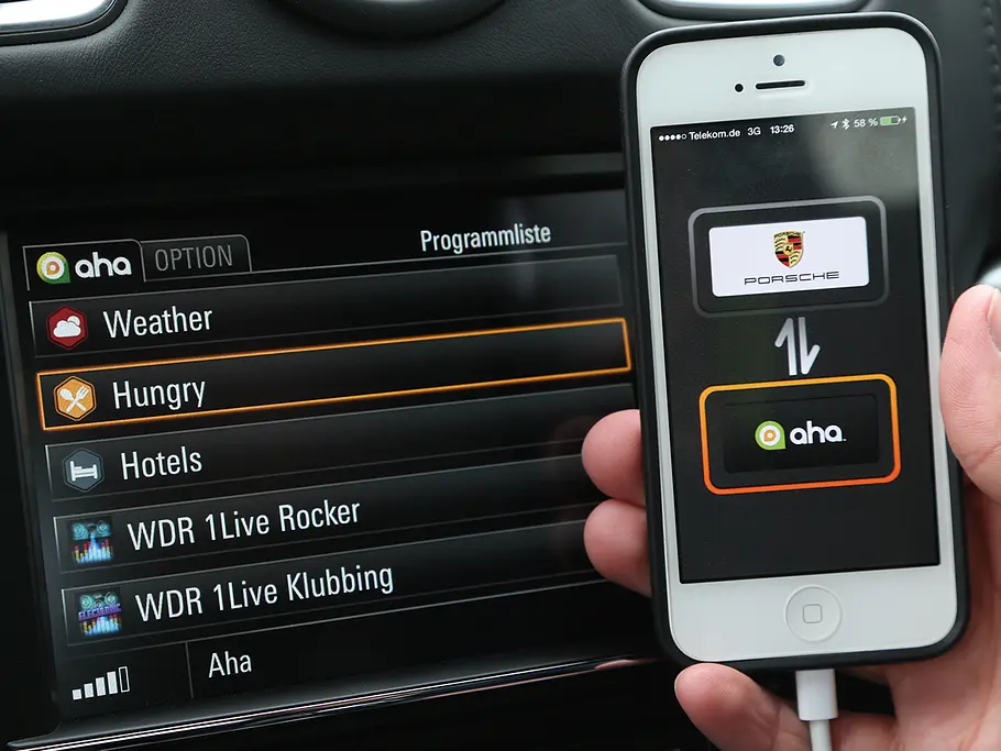 Porsche Boxster Roadster Vergleichstest Innenraum Display Multimedia Connectivity Smartphone