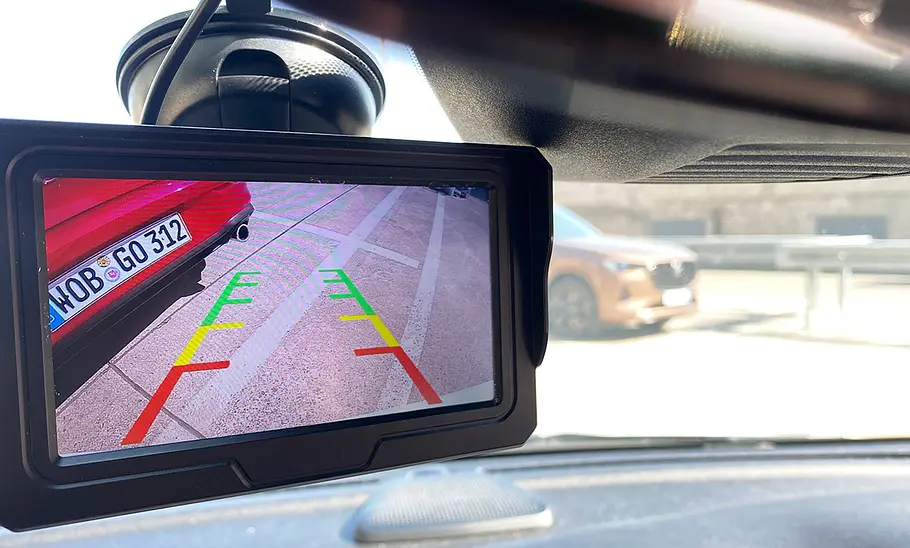 Bild einer Rückfahrkamera Vtopek AHD P056 mit Annäherung an parkendes Auto.