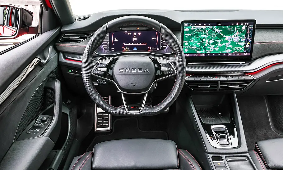 Blick auf die Armaturen im Innenraum des Skoda Octavia RS Combi.