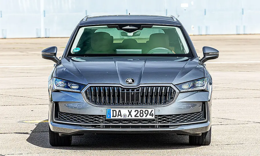Skoda Superb Combi Blick von vorne auf den Skoda Superb Combi.