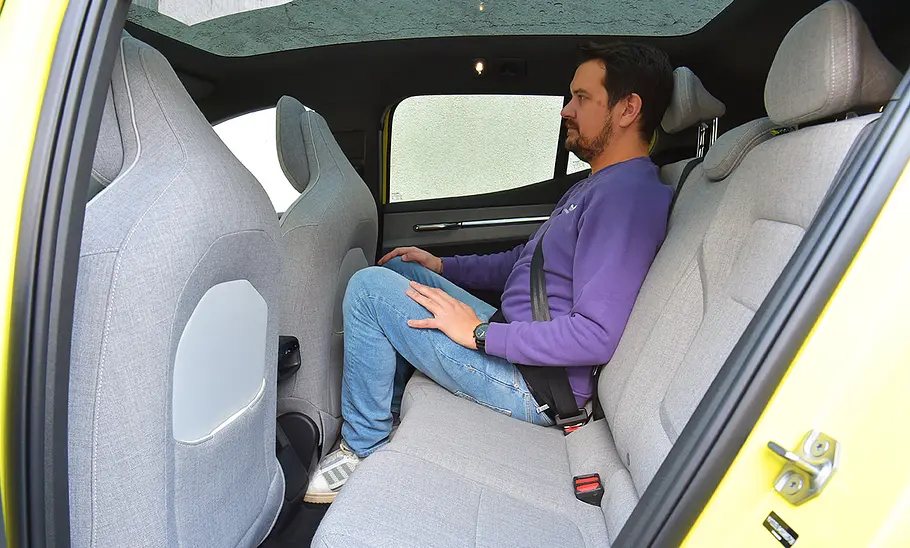 Blick auf die Fondsitze im Innenraum des Volvo EX30.