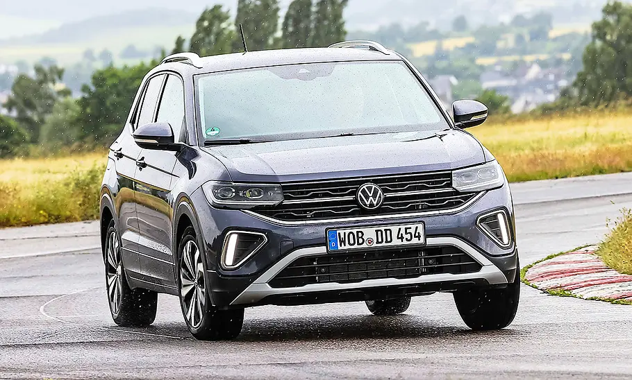 VW T-Cross Blick von schräg vorne auf den fahrenden VW T-Cross.
