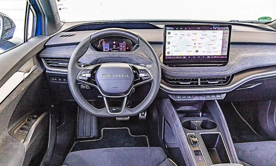 Blick auf die Armaturen im Innenraum des Skoda Elroq RS.