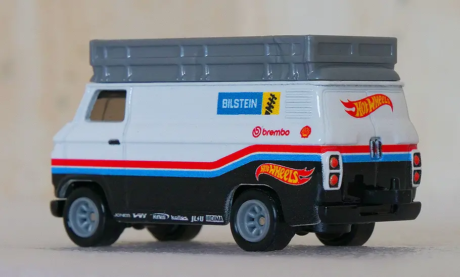 Rally Hauler von Hot Wheels Rally Hauler von Hot Wheels, schräg von hinten