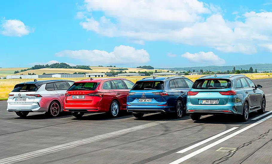 Gruppenbild mit Blick von hinten auf die fahrenden Kompakt-Kombis Opel Astra Sports Tourer, Skoda Octavia Combi, VW Golf Variant und Kia Ceed Sportswagon.
