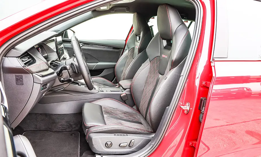 Blick auf die Vordersitze im Innenraum des Skoda Octavia RS Combi.