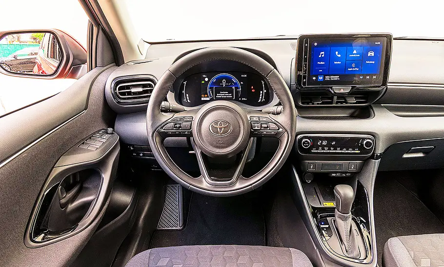 Blick auf die Armaturen im Innenraum des Toyota Yaris.