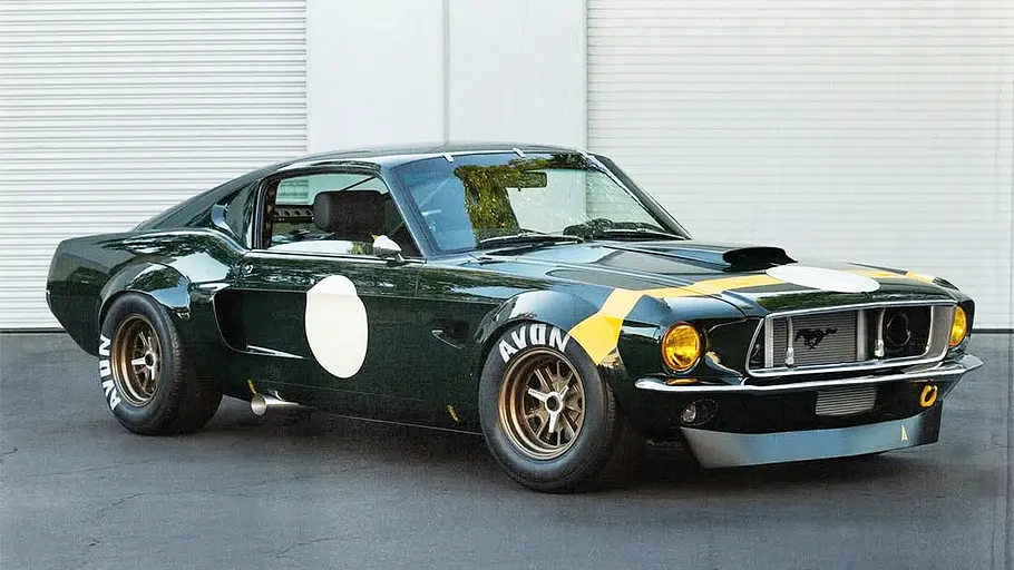 Blick von schräg vorne auf einen getunten 1967er Ford Mustang GT Fastback.