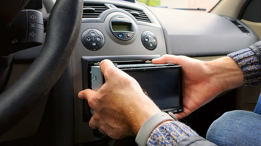 2-DIN-Autoradio Einbau eines 2-DIN-Autoradio, fotografiert von links.