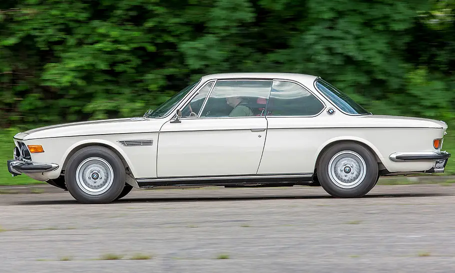 Der BMW 2800 CS fährt auf einer Straße, seitlich fotografiert.