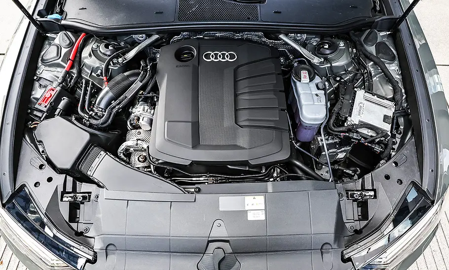 Audi A6 Avant; Motor; Motorraum; geöffnete Motorhaube