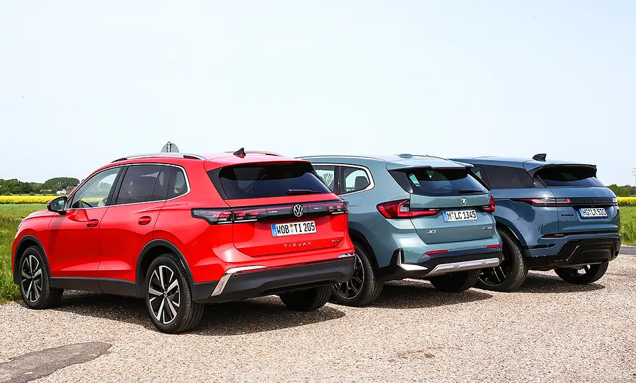 VW Tiguan/BMW X1/Range Rover Evoque VW Tiguan/BMW X1/Range Rover Evoque; Kompakt-SUV stehend, schräg hinten