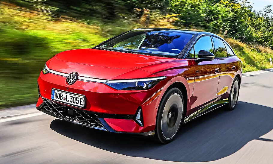 Blick von schräg vorne auf den fahrenden VW ID.7 GTX.