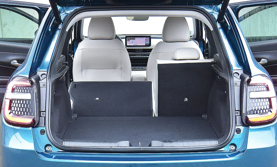 Blick in den Kofferraum des Fiat 600e.