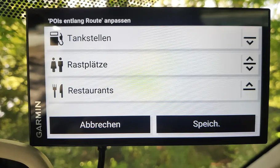 Garmin DriveSmart 66 MT-S mit Servicepunkten, fotografiert an der Windschutzscheibe eines Autos.