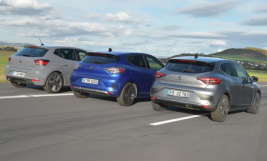 Seat Ibiza, Renault Clio und Mitsubishi Colt fahren nebeneinander, von hinten rechts fotografiert.