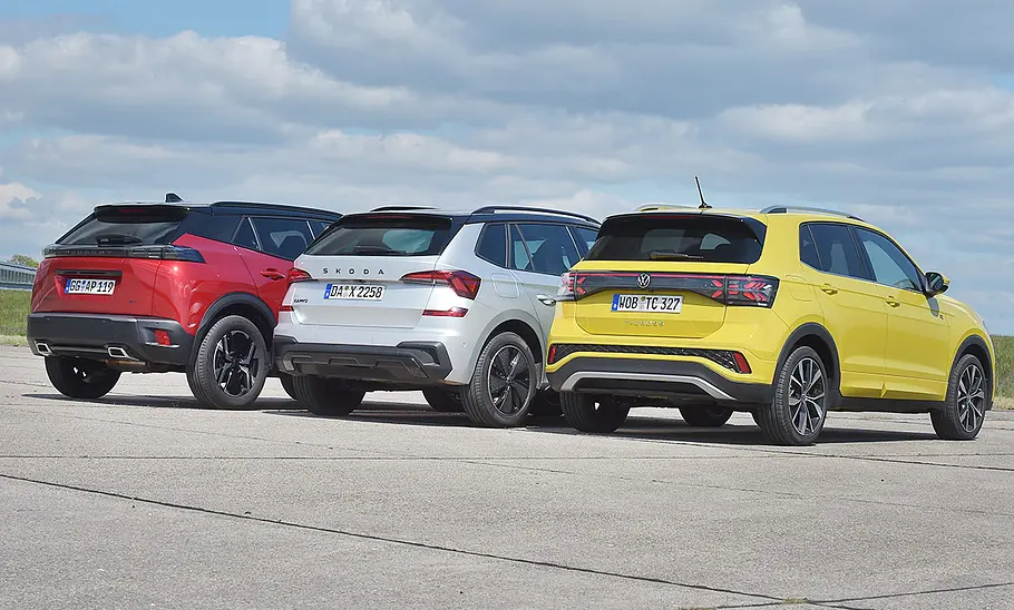 Peugeot 2008/Skoda Kamiq/VW T-Cross; statisch von hinten rechts